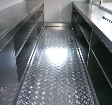 Remolque de comida rápida en los Estados Unidos con equipo de cocina y pequeña cocina móvil