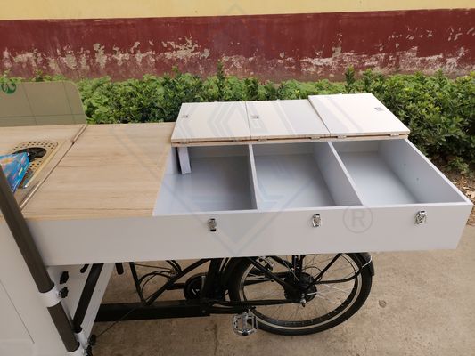 Carro de venta de comida callejera al aire libre con equipos personalizados