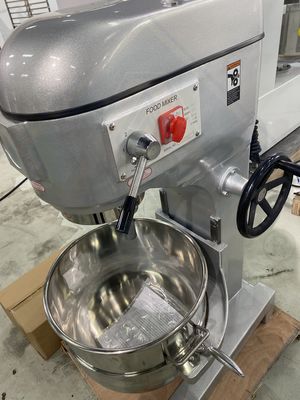 Máquina de mezclas de cocina industrial con cuenco de acero inoxidable y accesorio para pasta