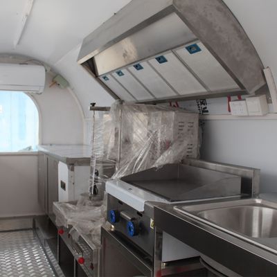 ALIMENTOS Y BEBIDAS GELOS Y CREMA Triciclo móvil de la calle con equipo de comida y bebida de la calle