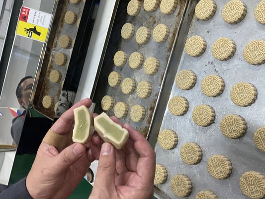 La máquina de incrustación de Kubba crea sin esfuerzo una deliciosa baguette de pan Kubba