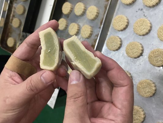 2020 año automático dulce redondo Kubba Mochi helado de llenado / incrustación máquina