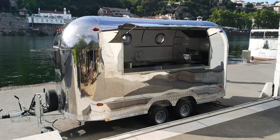 Carro de perritos calientes de ruedas de carretera, camión de comida móvil, remolque con restaurante totalmente equipado