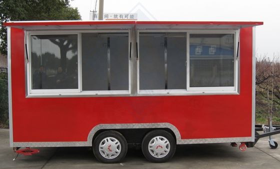 Camión de comida de 600 kg de capacidad con un pequeño carrito de comida totalmente equipado y una freidora/grill